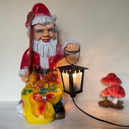 Grote retro celluloid lamp een veelkleurige Kerstman met lantaarn en cadeaus midden 1900