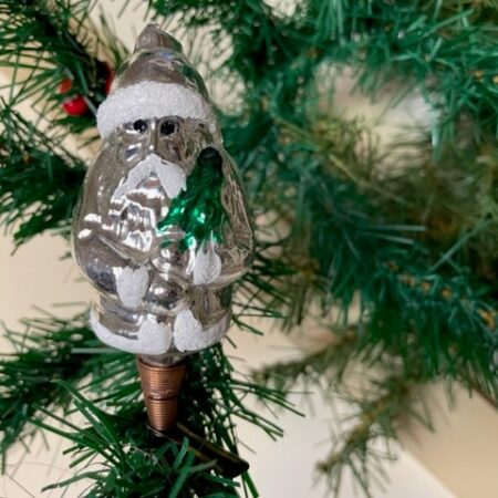 Oude antieke kerstman van dun geblazen glas in zilver op veer en klem 1950-1970