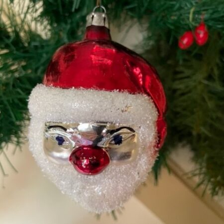Jolige kerstman kop met rode neus en muts 1e kwart 21e eeuw