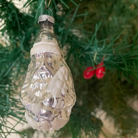 Oude antieke kerstman van dun geblazen glas in zilver en wit midden 1900