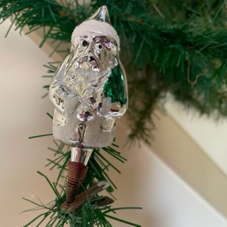 Oude kerstman van dun geblazen glas in zilver met groene kerstboom op klem 3e kwart 1900