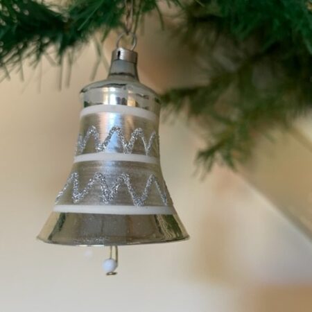 Oud antiek kerst klokje van dun geblazen glas in zilver en wit midden 1900