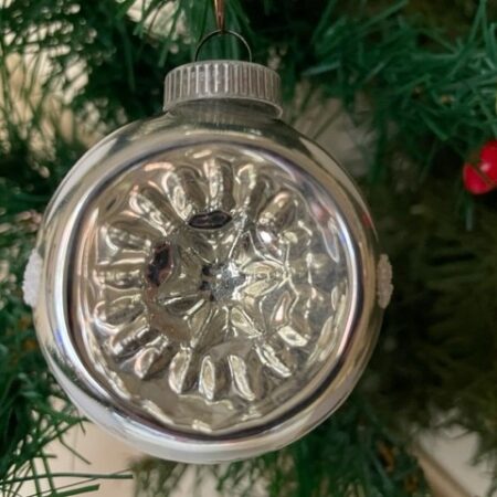 Oude antieke reflex of kraterbal van dun geblazen glas in zilver midden vorige eeuw