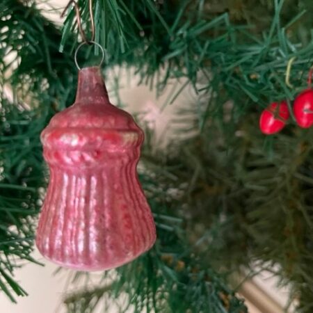Antieke roze mini mandje van vliesdun geblazen glas met gelatine verf beschilderd voor  1900