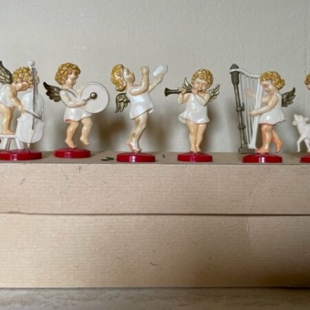 7 handbeschilderde, muziek makende polystyrol Kerst engeltjes 1950
