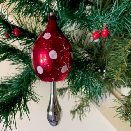 Bijzondere giga lange paddenstoel rood met witte stippen van dun geblazen glas 1e helft 1900