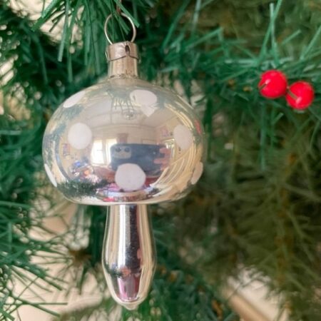 Oude antieke paddenstoel van dun geblazen glas in zilver met stippen van witte verf 1e helft 1900