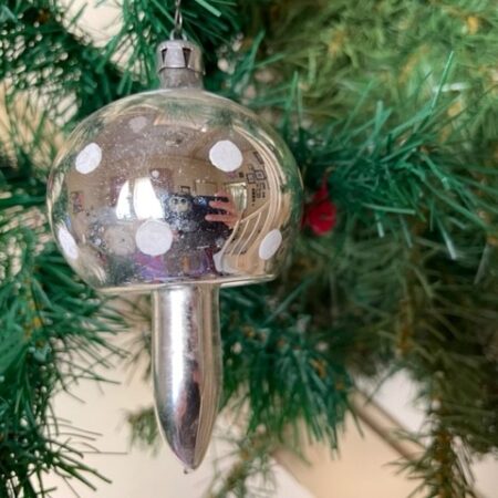 Oude antieke paddenstoel met een bolle hoed van dun geblazen glas in zilver en wit 1e helft 1900