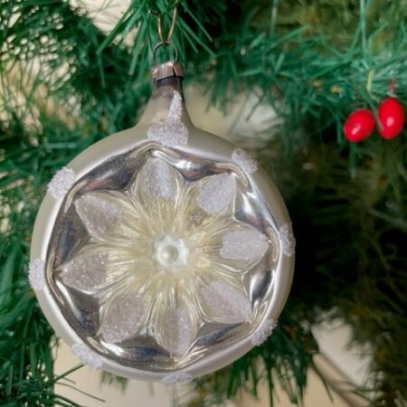 Antieke oude kerstbal met bloem reflex of krater  van dun geblazen glas in zilver midden 1900