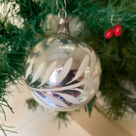 Antieke oude ronde kerstbal van dun geblazen glas met florale versiering 1e helft 1900