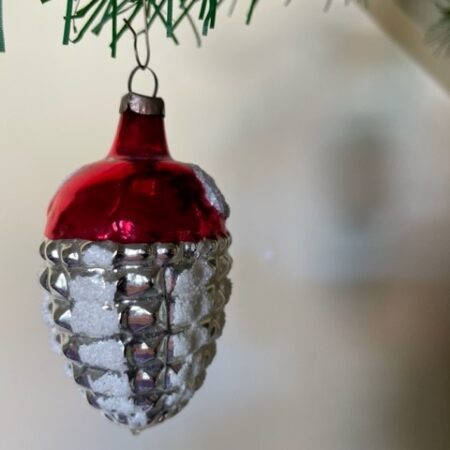 Antieke kerstbal van dun geblazen glas een gestyleerde eikel in zilver en rood 1e kwart 1900