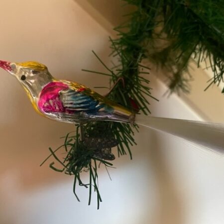 Antieke Kerstvogel van dun geblazen glas in knalroze blauw en geel 1e helft 1900
