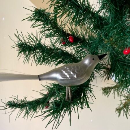 Oude antieke Kerst vogel van dun geblazen glas in zilver op 2 poten of veren met klem midden 1900