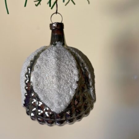 Antieke oude kerstbal een beurs van dun geblazen glas in zilver en wit 1e kwart 1900