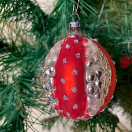 Oude antieke kerstbal een braam met rood lint versierd 1e helft 1900