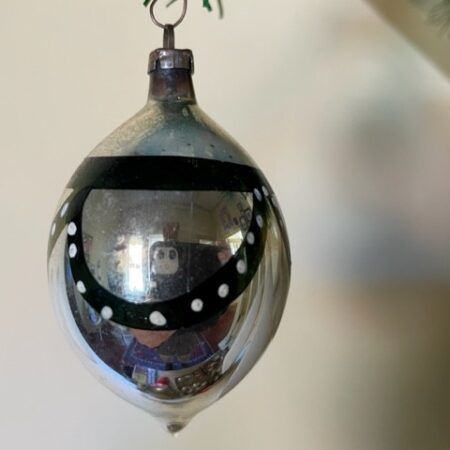 Antieke druppel kerstbal van dun geblazen glas in zilver met groen en wit beschilderd 1e kwart 1900