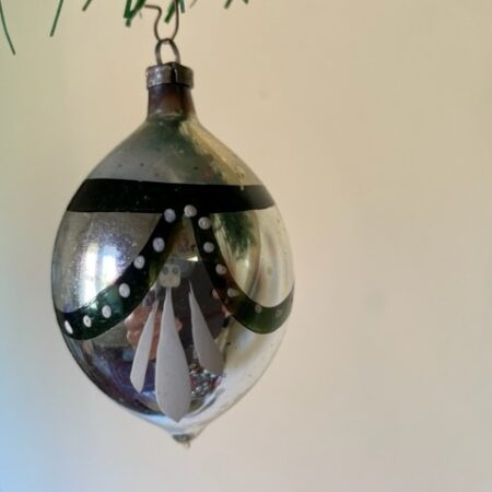 Antieke druppel kerstbal van dun geblazen glas in zilver met groen witte beschildering 1e kwart 1900
