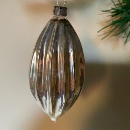 Antieke geribde kerstbal druppel van vliesdun geblazen glas in zilver 1e kwart 1900