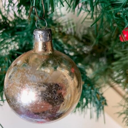 Antieke oude ronde kerstbal van dun geblazen glas in verweerde lichtgouden kleur 1e helft 1900 1e helft 1900
