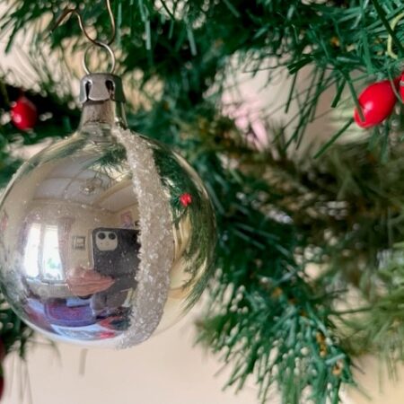 Antieke oude kerstbal van dun geblazen glas in zilver met versiering van banden 1e helft 1900