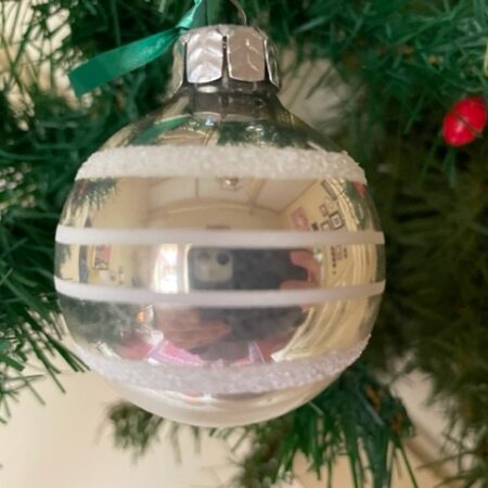Oude antieke kerstbal van geblazen glas in zilver en wit midden 1900
