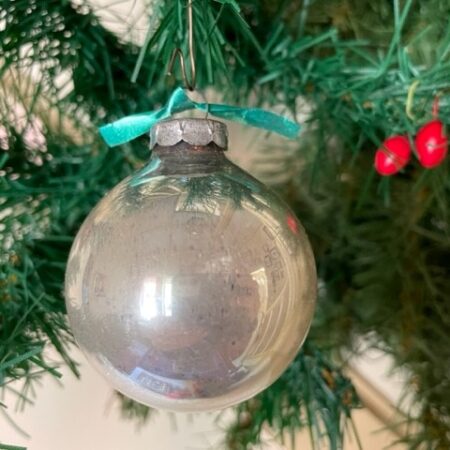 Oude, ronde kerstbal van dun gepatineerd geblazen glas in zilver midden vorige eeuw