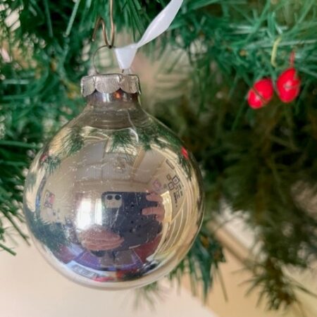 Oude antieke ronde kerstbal van dun geblazen glas in zilver midden 1900