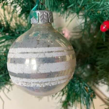 Oude kerstbal van glas in zilver met strepen decoratie midden 1900