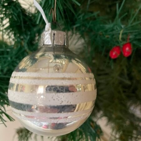 Oude kerstbal van geblazen glas in zilver met witte strepen decoratie midden 1900
