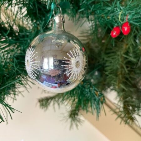 Antieke oude ronde kerstbal van dun geblazen glas in zilver met sneeuwvlokken in wit 1e helft