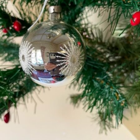 Antieke oude ronde kerstbal van dun geblazen glas in zilver met sterren in wit 1e helft 1900