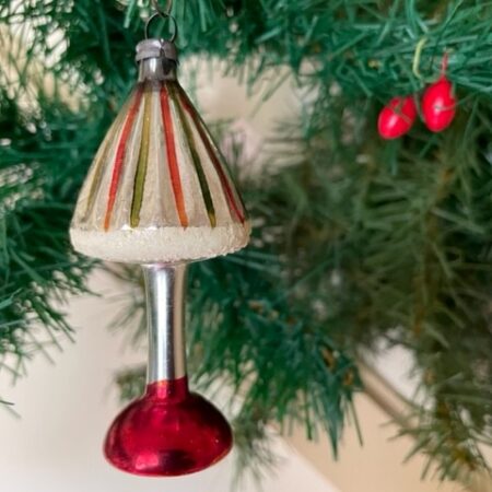 Antieke kerstbal een lamp van dun geblazen glas met kap in rood en groen 1e kwart 1900