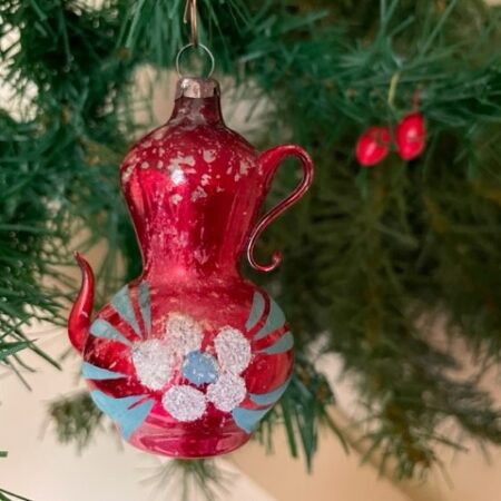 Antieke oude koffiepot van vliesdun geblazen glas in rood en florale decoratie 1e kwart 1900