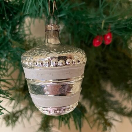 Antieke kerstbal een mandje van dun geblazen glas in zilver en wit midden 1900