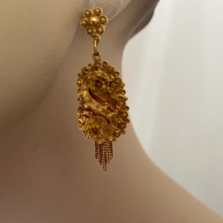 14 kt. geelgouden streekdracht oorhangers met spinnetjes, filigrain en baardje