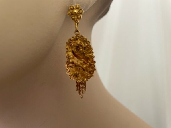 14 kt. geelgouden streekdracht oorhangers met spinnetjes, filigrain en baardje