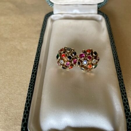 Paar 14 kt. geelgouden oorstekers met multi colour edelstenen 1970-1980
