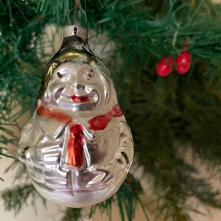 Oude antieke tuimelaar of humpty dumpty van dun geblazen glas in rood en groen 1e helft 1900