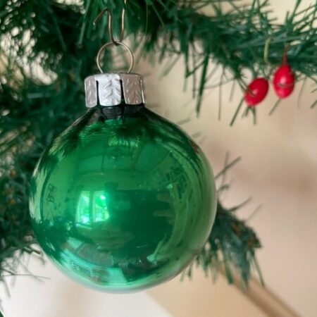 Oude kerstbal van dun geblazen glas in grasgroen midden 1900