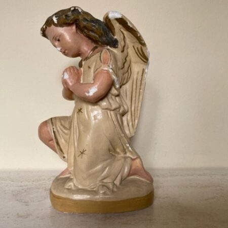 Gipsen beeld van een knielende engel met gevouwen handen in warm beige en gouden tinten begin 1900