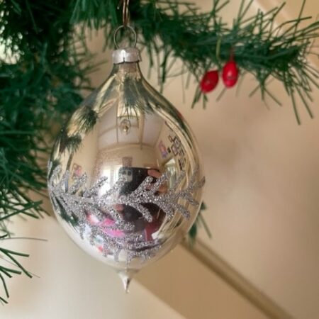 Oude antieke dikke kerstbal druppel met zilveren tak midden 1900