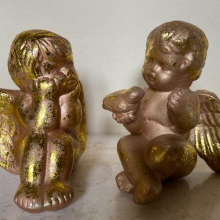 Lieflijke aardewerk engeltjes in goud met patine jaren 1970-1980