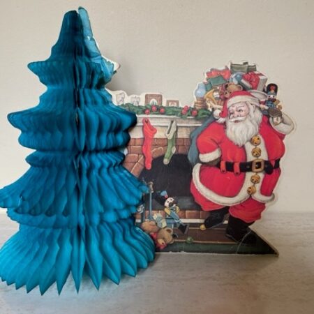 Antieke grote kerstman van karton bij honeycomb kerstboom van papier
