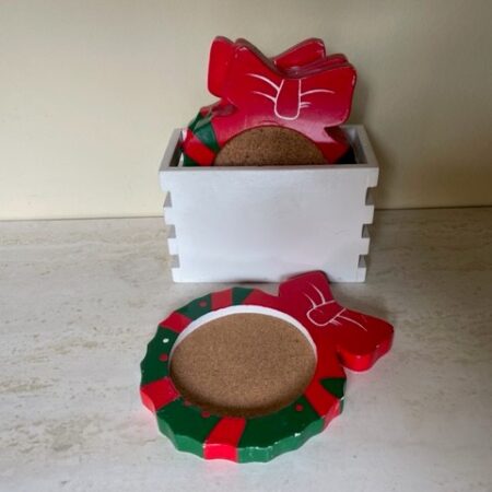 Kerst kistje van wit geverfd hout met 4 onderzetters in rood en groen eighty's