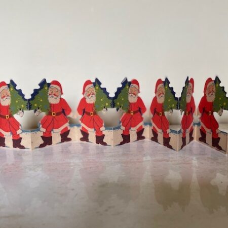 Antieke retro kerstslinger van papier met de kerstman en een kerstboom jaren 1930