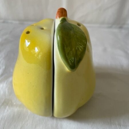 Groot peper en zout stel in vorm van 2 peer helften