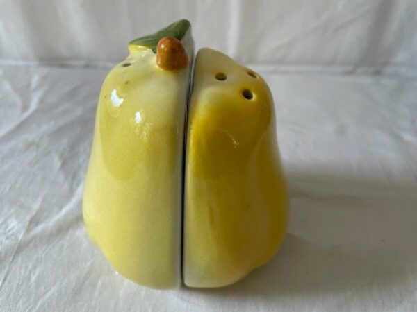 Groot peper en zout stel in vorm van 2 peer helften - Afbeelding 3