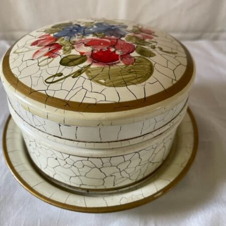 Rond presenteer blik op schotel in wit met meerkleurig boeket beschilderd 1950-1960