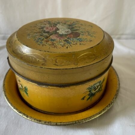 Rond presenteer blik op schotel in okergeel met bloemen beschilderd 1930-1940
