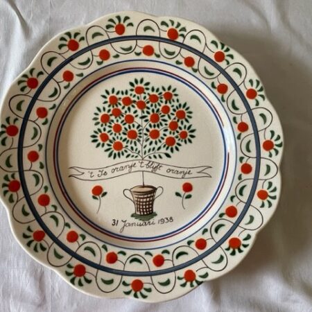 Koninklijk Huis bord geboorte prinses Beatrix 31 januari 1938 Kon. Plateelbakkerij Zuid Holland Gouda